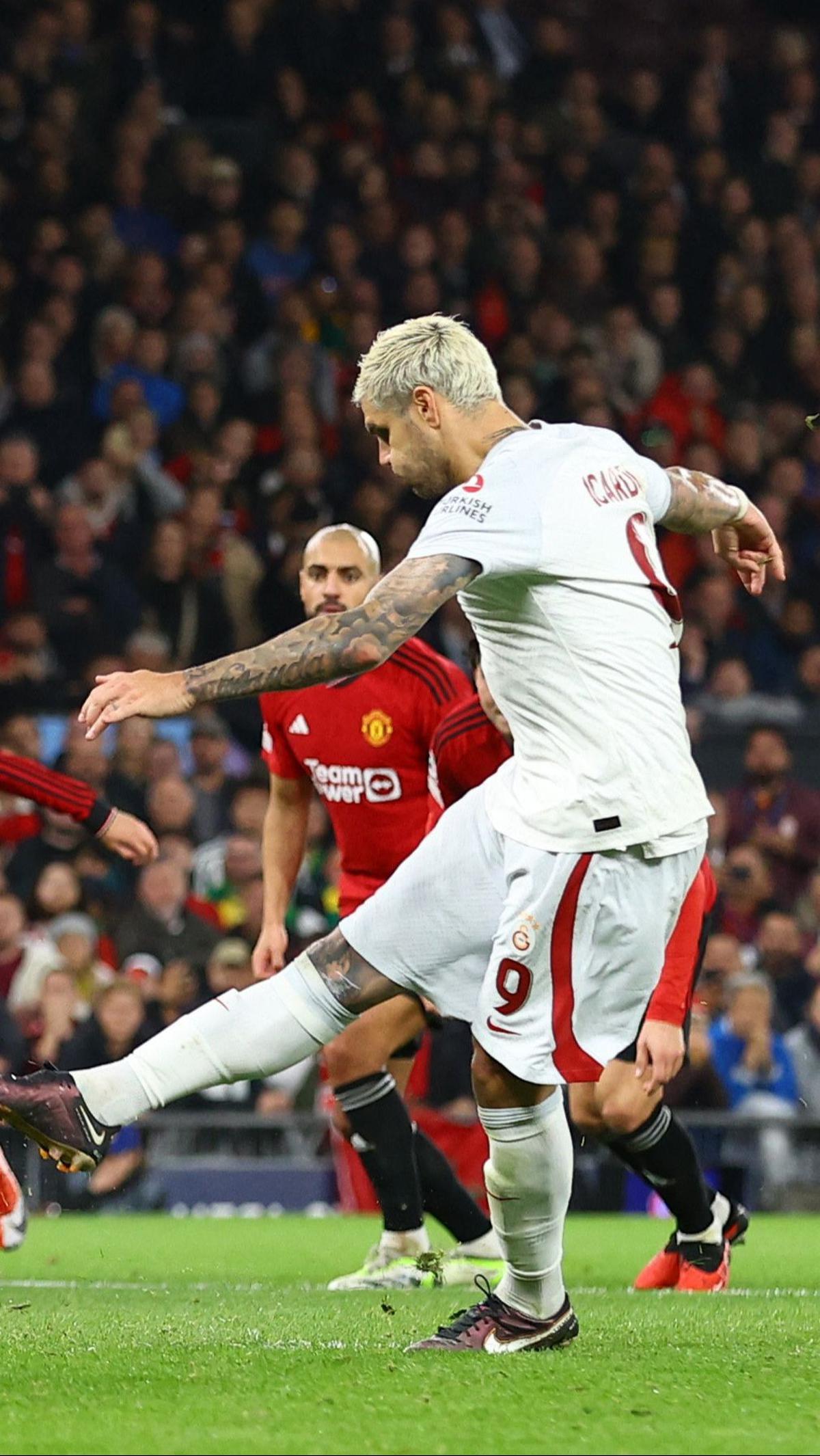 Lima menit berselang, Galatasaray sukses menyamakan skor menjadi 1-1 berkat gol Zaha. Skor bertahan hingga babak pertama berakhir.