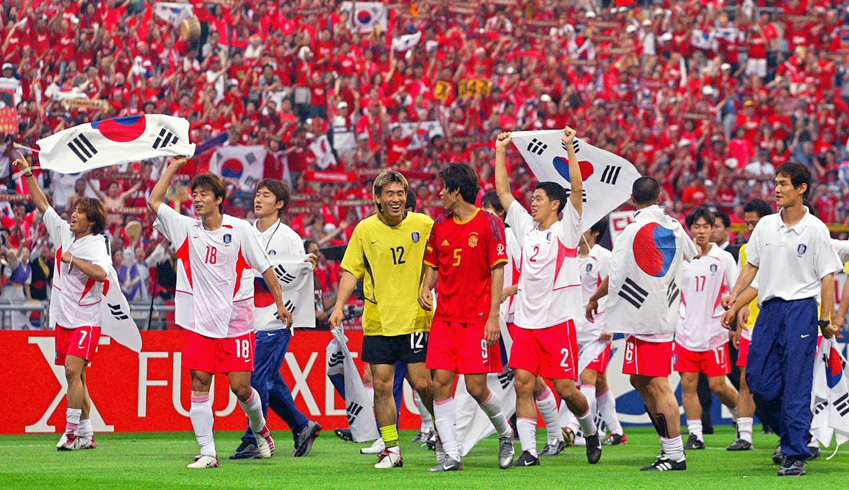 Korea Selatan. Pada Piala Dunia edisi 2002 di Jepang dan Korea Selatan, Timnas Spanyol juga tersingkir di babak perempatfinal. Tuan rumah Korea Selatan menjadi negara yang sukses menyingkirkan Spanyol di babak 8 besar Piala Dunia 2002 (22/6/2002) melalui adu tendangan penalti 5-3 setelah hingga babak perpanjangan waktu usai skor masih sama kuat 0-0. (AFP/Jimin Lai)