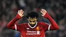 Pemain Liverpool, Mohamed Salah usai mencetak gol ke gawang AS Roma pada leg pertama semifinal Liga Champions di Stadion Anfield, Liverpool, Inggris, Selasa (24/4). Salah tak melakukan selebrasi usai membobol gawang mantan klubnya. (AP Photo/Rui Vieira)