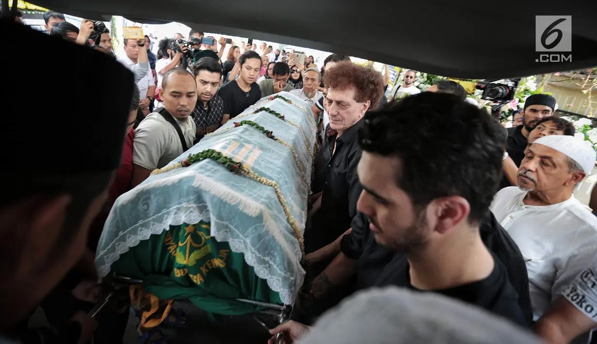 Fachri Albar bersama Achmad Albar dan para kerabat membawa jenazah Faldy Albar untuk disalatkan di Cinere, Depok, Jawa Barat, Kamis (30/8). Faldy Albar meninggal pada 29 Agustus 2018. (Liputan6.com/Faizal Fanani)