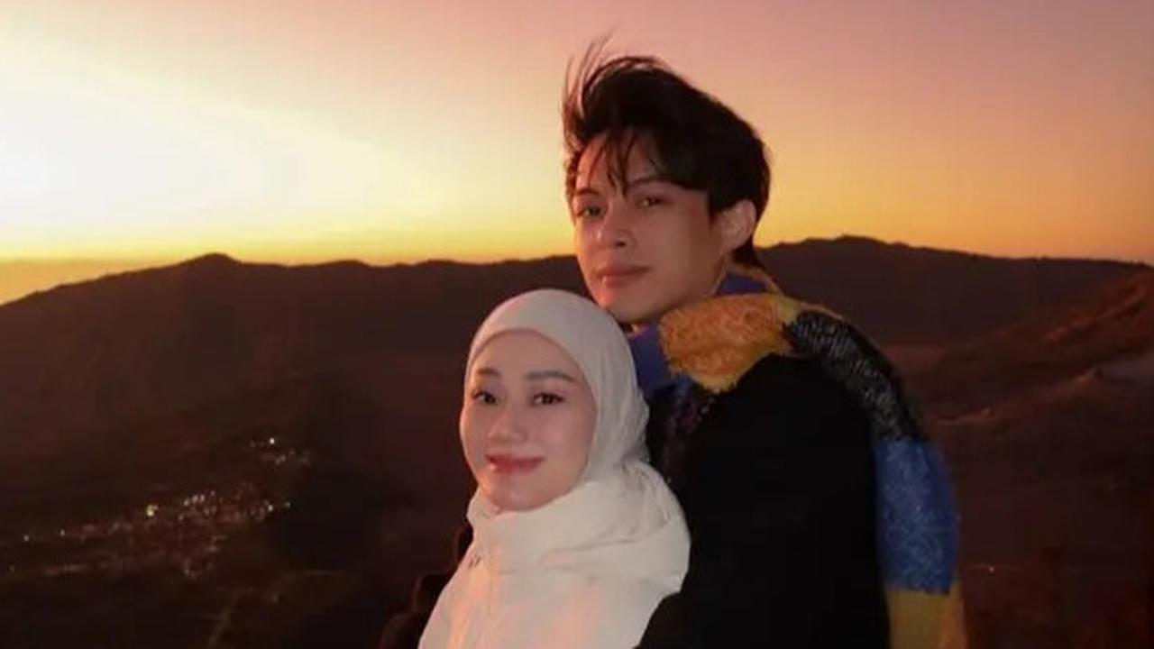 Bikin Iri, 7 Potret Romantis Dinda Hauw dan Rey Mbayang Nikmati Golden Sunrise di Bromo, Tak Lupa Ajak Anak-Anak