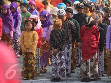 Pelajar SD Keputran 2, Yogyakarta, berbusana tradisional saat mengikuti upacara  di halaman sekolah mereka, Kamis (21/4). Upacara tersebut digelar untuk memperingati Hari Kartini yang jatuh setiap 21 April. (Foto: Boy Harjanto)