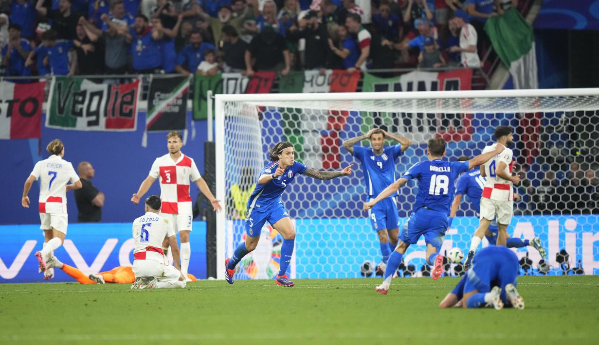 Para pemain Italia merayakan gol yang dicetak oleh Mattia Zaccagni ke gawang Kroasia dalam duel matchday terakhir Grup B Euro 2024 di Leipzig Stadium, Selasa (25/6/2024). (AP Photo/Ebrahim Noroozi)
