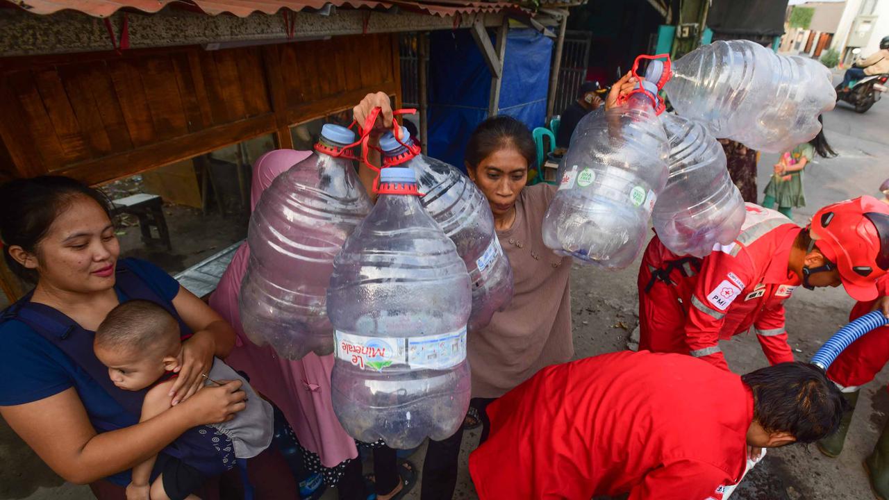 PMI Distribusikan Air Bersih bagi Korban Kekeringan di Depok