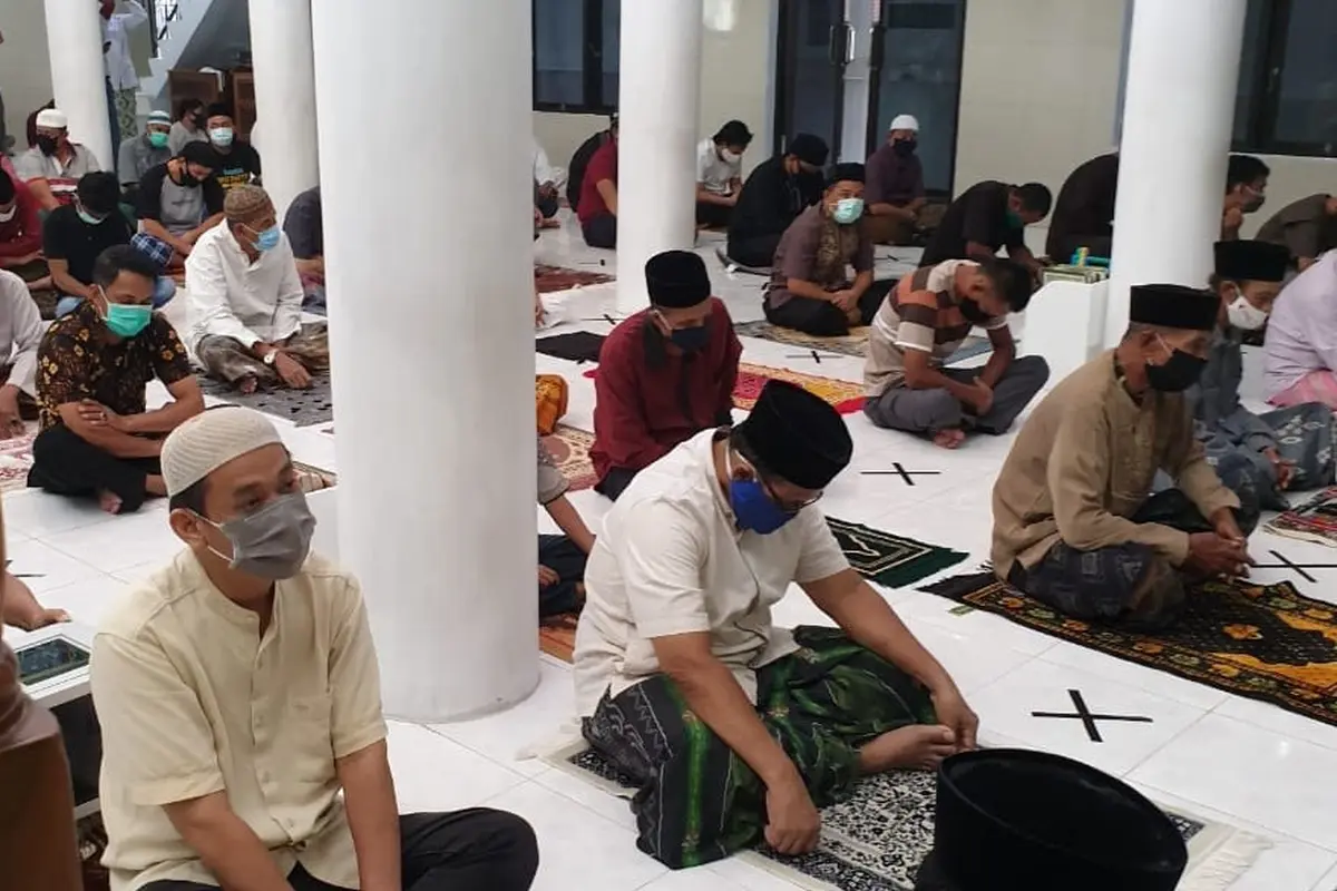 Pelaksanaan salat Jumat di Masjid Cut Meutia Jakarta, Jumat (5/6/2020). (dok Arief Rosyid)