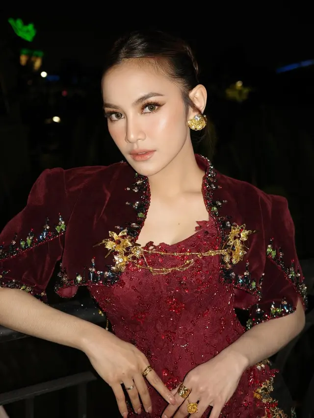 5 Detail Kebaya Mahalini dengan Outer Mini saat Kondangan