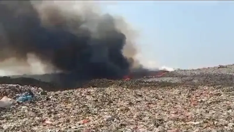 Tempat Pembuangan Akhir sampah atau TPA Rawa Kucing, Kota Tangerang, Banten terbakar hebat diduga akibat cuaca panas yang begitu ekstrem. Kebakaran tersebut mulai terjadi pada pukul 13.45 WIB pada Jumat 20 Oktober 2023.