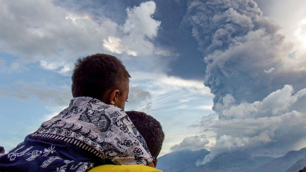 FOTO: Dahsyatnya Letusan Terbaru Gunung Lewotobi Laki-Laki, Lontarkan Abu Vulkanik Setinggi 4.000 Meter