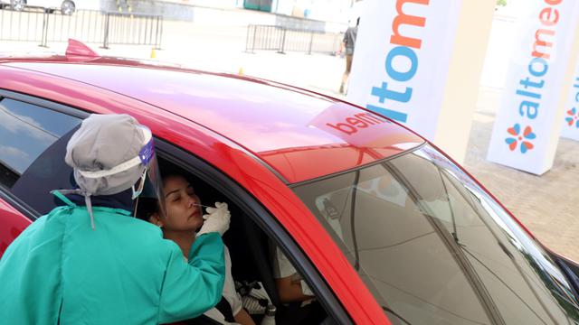 FOTO: Tes PCR dan Antigen Masih Jadi Syarat Beraktivitas