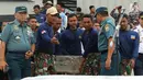 Personil TNI AL membawa black box bagian Cockpit Voice Recorder (CVR) pesawat Lion Air JT 610 untuk diserahkan kepada KNKT untuk proses penyelidikan di Pelabuhan Tanjung Priok, Jakarta, Senin (14/1). (Liputan6.com/Immanuel Antonius)