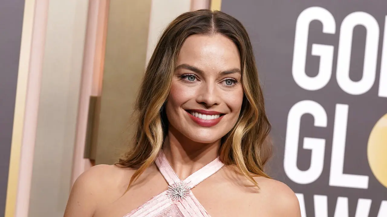 Margot Robbie dalam Golden Globe Awards 2023. (Jordan Strauss/Invision/AP)