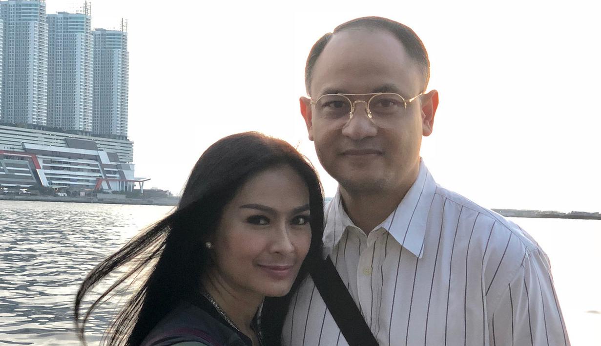 17 Tahun Nikah, Intip Potret Kemesraan Iis Dahlia dan 