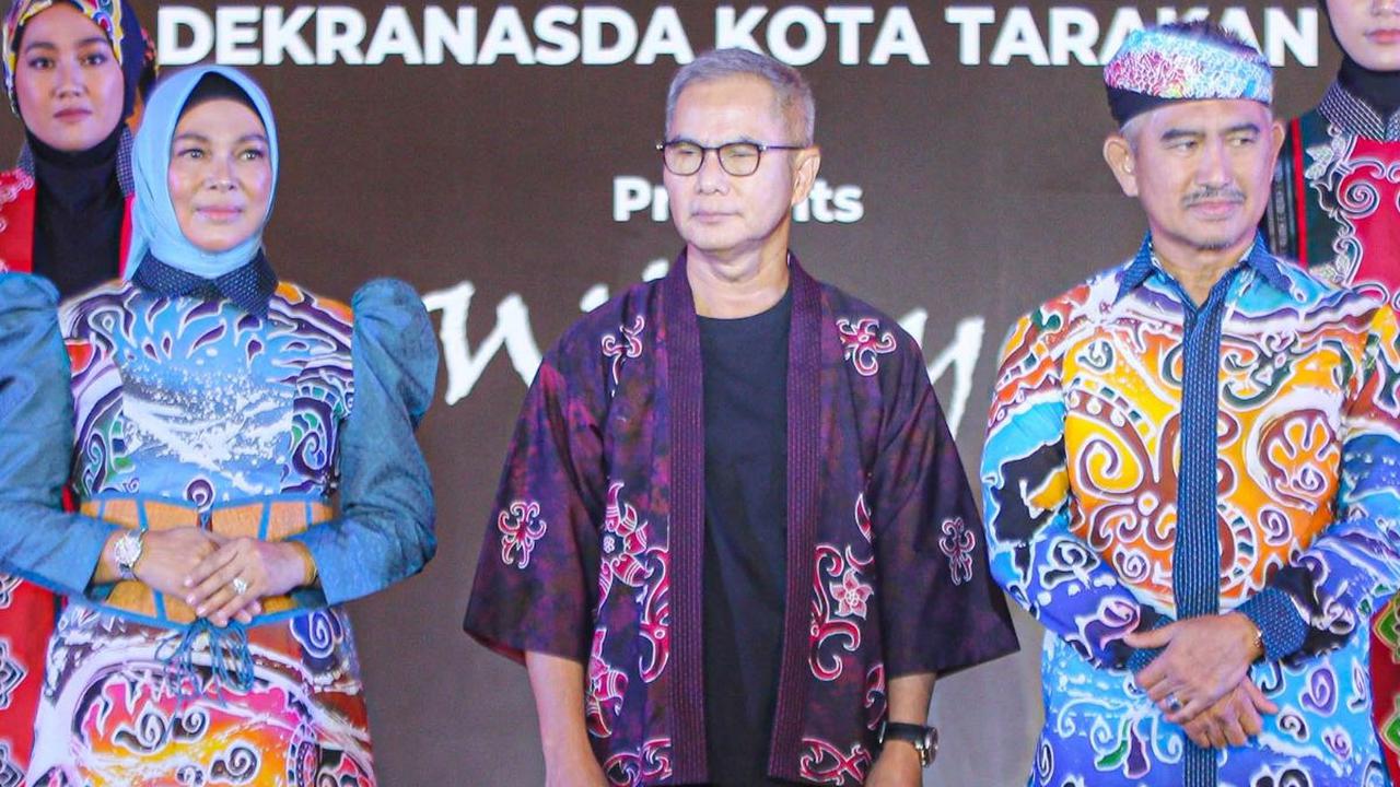 Kemudian Acara Dilanjutkan dengan Pameran Busana Karya Desainer Wignyo