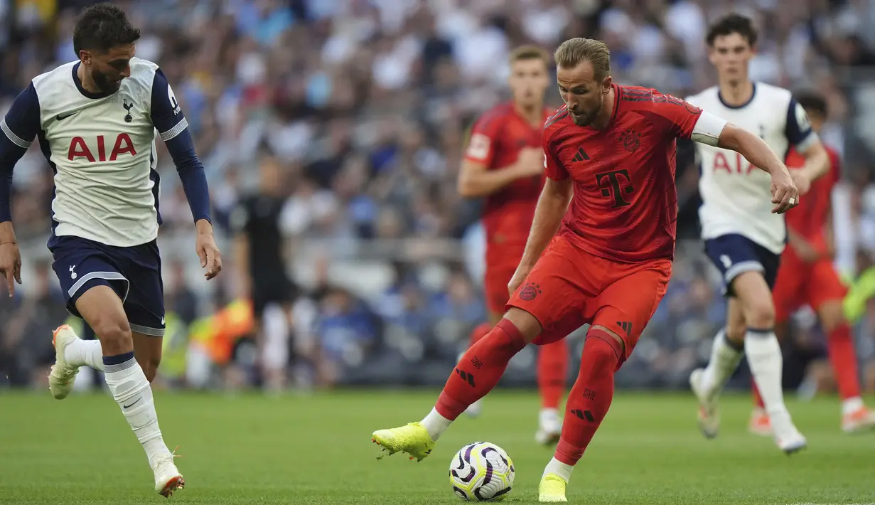 Pemain Bayern Munchen, Harry Kane (kanan) mengontrol bola pada laga persahabatan melawan Tottenham Hotspur di Tottenham Hotspur Stadium, London, Inggris, Minggu (11/08/2024) dini hari WIB. (AP Photo/PA/Bradley Collyer)