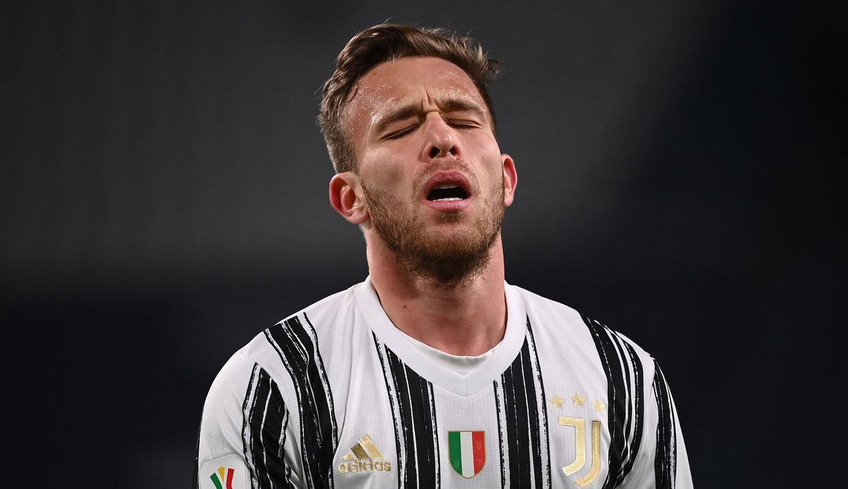 Pemain Juventus lain yang gagal pindah pada bursa transfer Januari 2022 adalah Arthur Melo. Ia menjadi incaran Arsenal yang sedang membutuhkan pemain berposisi geladang. Sayangnya, transfer tersebut tak terwujud karena ada ketidaksepakatan tentang durasi peminjaman. (AFP/Marco Bertorello)