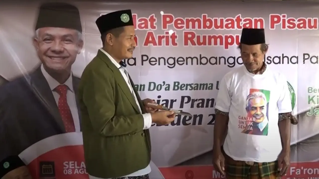 Pelatihan membuat pisau untuk warga Tuban oleh relawan Kiai Muda Jatim pendukung Ganjar. (Istimewa)
