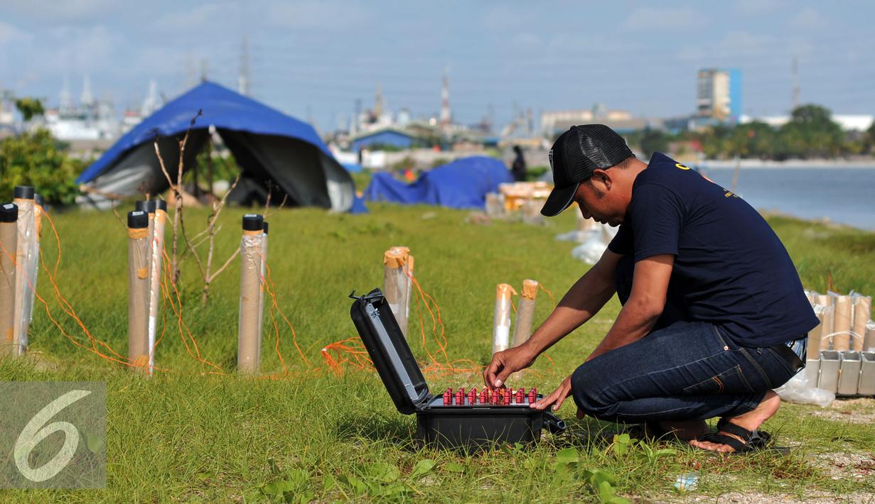 Petugas melakukan pengecekan memastikan jaringan pengatur kembang api bisa berjalan lancar, Jakarta, Rabu (30/12). SCTV bersama Ancol merayakan malam pergantian tahun 2015-2016 dengan menampilkan Musical Fireworks. (Liputan6.com/Yoppy Renato)