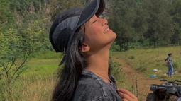Hadapkan wajah ke pancaran sinar matahari sembari pamer senyuman, foto Ratu Sofya dari tampak samping ini ramai dipuji. Menggerai rambutnya kemudian mengenakan cap hat untuk melindungi wajahnya dari sinar matahari langsung, penampilan artis kelahiran Lhokseumawe, Aceh ini makin keren. (Liputan6.com/IG/@ratusfy_)