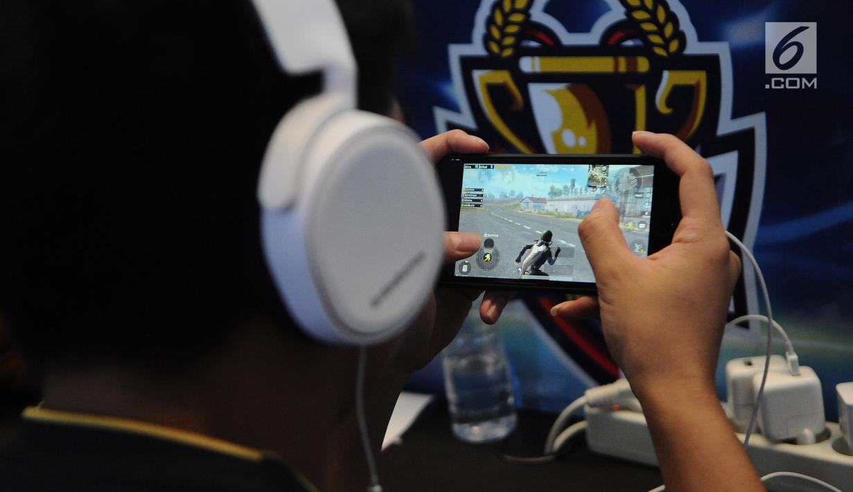 Penggiat game memadati lantai dasar Mangga Dua Mall di Jakarta, Minggu (17/3). Ratusan gamers ambil bagian dalam kompetisi game Mobile Legends dan PUBG Mobile bertajuk NXL Mobile Esports Cup 2019. (Liputan6.com/Herman Zakharia)