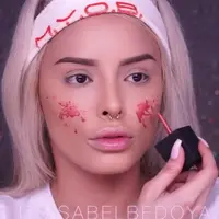 Perona pipi dengan menggunakan lip tint. (Instagram/itsisabelbedoya).
