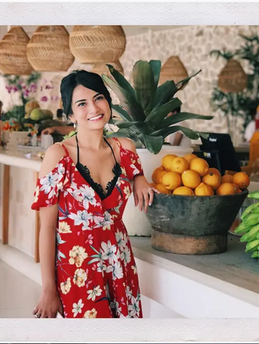 Berpisah dengan politikus itu dirasa lebih baik. Pemeran dalam sinetron 3 Semprul Mengejar Surga 2 itu tak mau memaksakan untuk menikah yang bisa berujung perceraian. (Instagram/vanessaangelofficial)