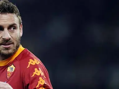 Ekspresi gelandang AS Roma Daniele De Rossi di laga lanjutan Serie A melawan Napoli di Olimpico Stadium, Roma, 12 Februari 2011. AFP PHOTO / FILIPPO MONTEFORTE 