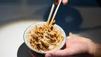 Natto, makanan hasil fermentasi kacang kedelai ditampilkan dalam Disgusting Food Museum atau Museum Makanan menjijikan di Malmo, Swedia, 4 November 2018. Pameran itu menampilkan 80 makanan paling menjijikkan di dunia. (Johan NILSSON/TT NEWS AGENCY/AFP)