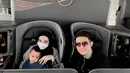 Begini potret Zaskia Sungkar bersama Irwansyah dan buah hatinya saat terbang menuju ke Belanda. Momen akhir tahun seperti ini memang menjadi salah satu momen tepat untuk menjalani liburan keluarga bersama. (Liputan6/IG/@irwansyah_15)
