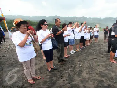 Warga Tionghoa berdoa menggunakan hio pada Perayaan Peh Cun di pantai Parangtritis, Bantul, Yogyakarta, Kamis (9/6).  Perayaan Peh Cun diselenggarakan dari tanggal 8-9 Juni 2016. (Liputan6.com/Boy Harjanto)