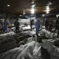 Jenazah warga Palestina yang tewas akibat ledakan di rumah sakit Ahli Arab dikumpulkan di halaman depan rumah sakit Al-Shifa di Kota Gaza, 17 Oktober 2023. (AP/Abed Khaled)