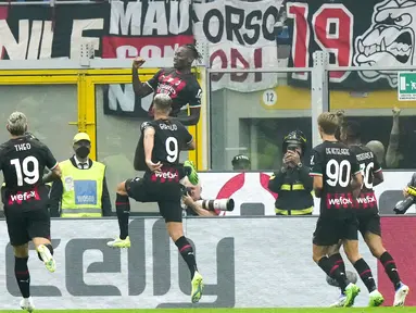 Penyerang AC Milan, Rafael Leao melakukan selebrasi setelah mencetak gol ke gawang Inter Milan pada pertandingan lanjutan Liga Serie A Italia di stadion San Siro di Milan, Italia, Sabtu (3/9/2022). Leao mencetak dua gol dan mengantar AC Milan menang tipis atas Inter Milan 3-2. (AP Photo/Luca Bruno)