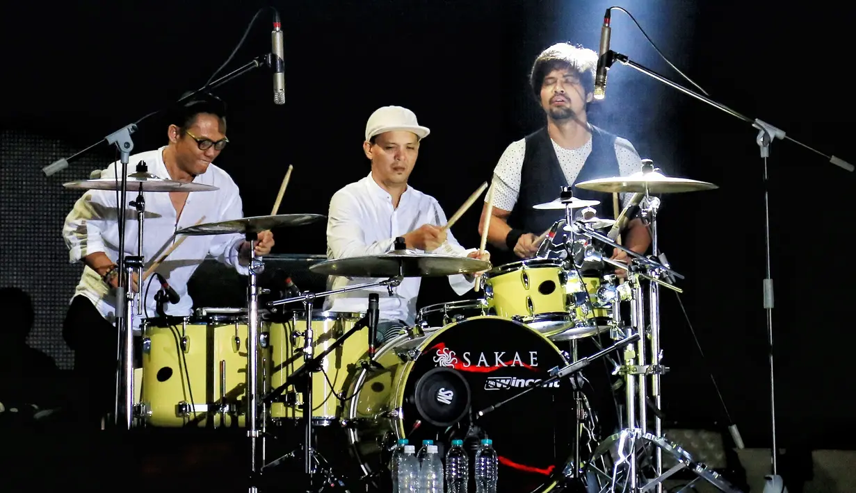 Meski beberapa kali mengalami gonta ganti personel, tak membuat grup ini eksistensinya menurun. Alasan bongkar pasang personel juga dibongkar dalam panggung konser reunion tersebut. (Adrian Putra/Bintang.com)