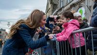 Kate Middleton Ternyata Rancang Sendiri Mantel Tartan Biru Saat Kunjungi Skotlandia
