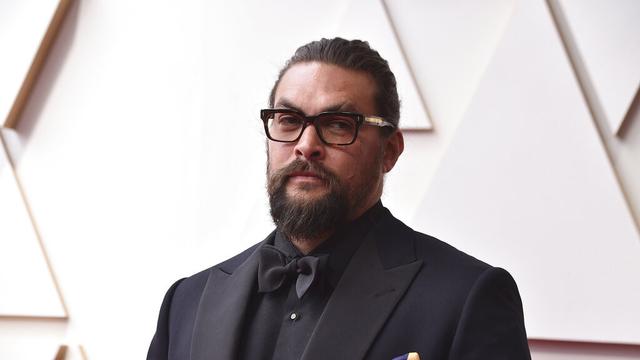 Jason Momoa di Piala Oscar 2022. (Jordan Strauss/Invision/AP)