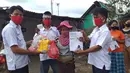 Pemulung dan petugas kebersihan terdampak pandemi Covid-19 menerima bantuan berupa sembako dan perlengkapan kesehatan di Bekasi, Minggu (10/01/2021). Coca-Cola menyalurkan paket bantuan kepada 6.290 Pemulung dan petugas kebersihan seluruh wilayah Indonesia. (Liputan6.com/Pool)