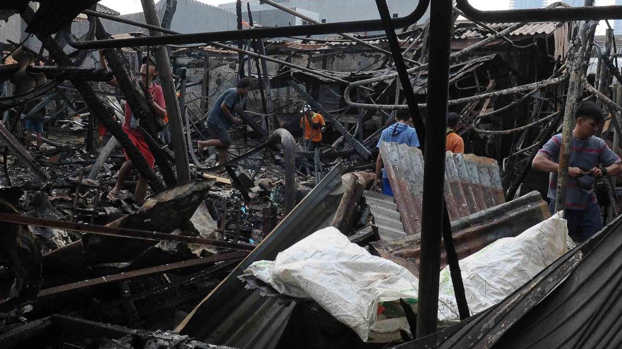 Saat terjadi kebakaran, seorang saksi mata melihat kobaran api yang dengan cepat menyebar hingga melalap kios kios semi permanen di pasar kambing, Tanah Abang.