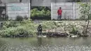 Aktivitas warga saat memancing di waduk kawasan Sungai Bambu, Tanjung Priok, Jakarta, Minggu (17/1/2021). Waduk buatan yang tepat berada di bawah Jalan Tol Pelabuhan tersebut menjadi wisata alternatif menghabiskan akhir pekan tanpa mengeluarkan biaya atau gratis. (merdeka.com/Iqbal S. Nugroho)