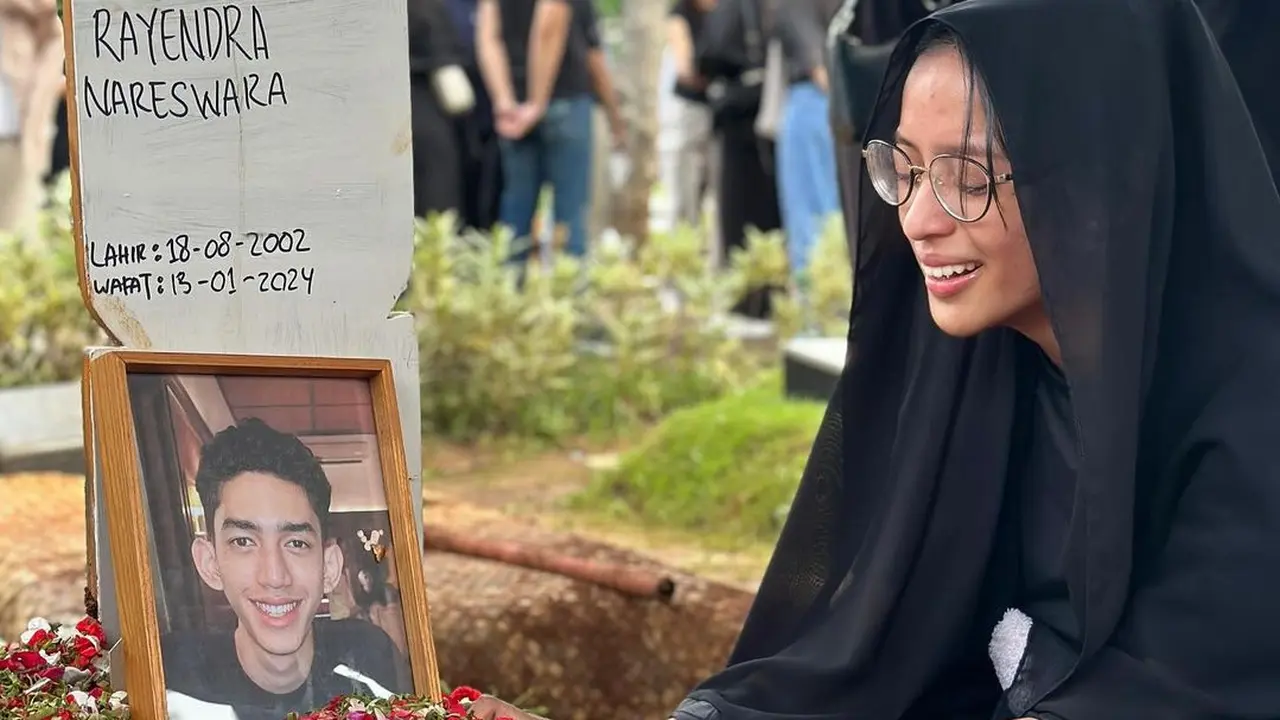 Kaneishia Yusuf  di makam kekasih (Instagram/kaneishiayusuf05)
