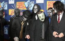 Saat konser berlangsung, bassis Slipknot dibawa ambulans ke RS