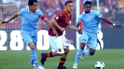 Kapten AS Roma, Francesco Totti, berusaha melewati penjagaan pemain Lazio pada laga Piala Italia di Stadion Olimpico, Roma, Minggu (26/5/2013). (EPA/Ettore Ferrari)