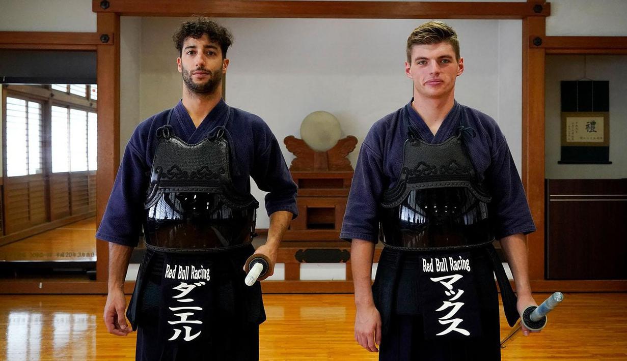 Pebalap Red Bull Racing, Max Verstappen (kanan) dan Daniel Ricciardo siap mengikuti latihan Kendo di Konnou Dojo, Shibuya, Jepang (4/10/2017). Daniel dan Max saat ini berapa pada peringkat 4 dan 6 klasemen. (Bola.com/dok.redbullracing.com)
