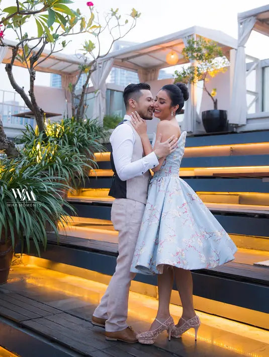 Bukan hanya di acara sehari-hari, Tyas Mirasih pun tetap bergaya Bun Hair saat ia melakukan sesi foto prewedding bersama sang suami, Raiden Soedjono. Paduan gaun dan bun hair membuat Tyas semakin terlihat cantik. (Instagram/tyasmirasih)