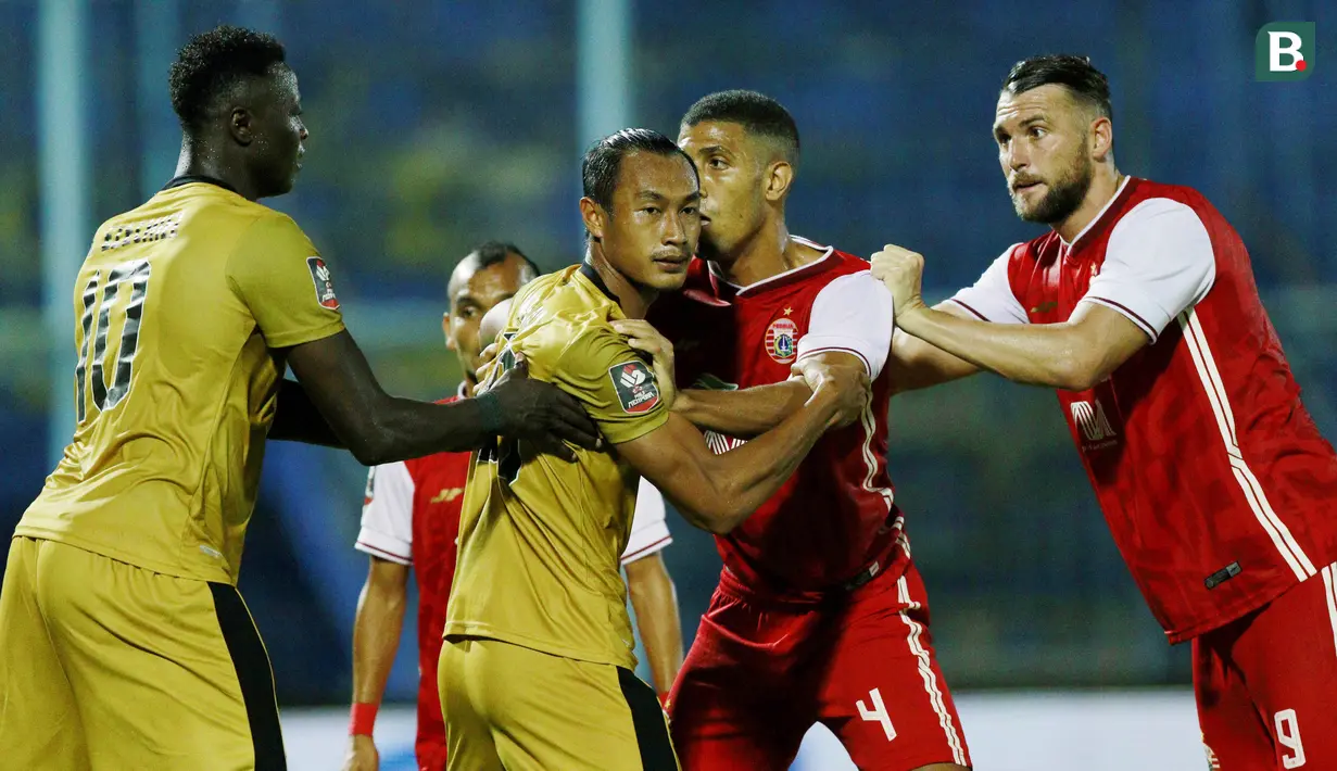 Bek Persija Jakarta, Yann Motta (kedua kanan) dijaga ketat bek Bhayangkara Solo FC, Hansamu Yama, pada laga Piala Menpora 2021 di Stadion Kanjuruhan, Malang, Rabu (31/3/2021). Persija Menang dengan skor 2-1. (Bola.com/M Iqbal Ichsan)