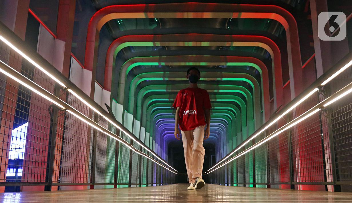 FOTO: JPO Ibu Kota Berhias Lampu Berwarna Bendera ...