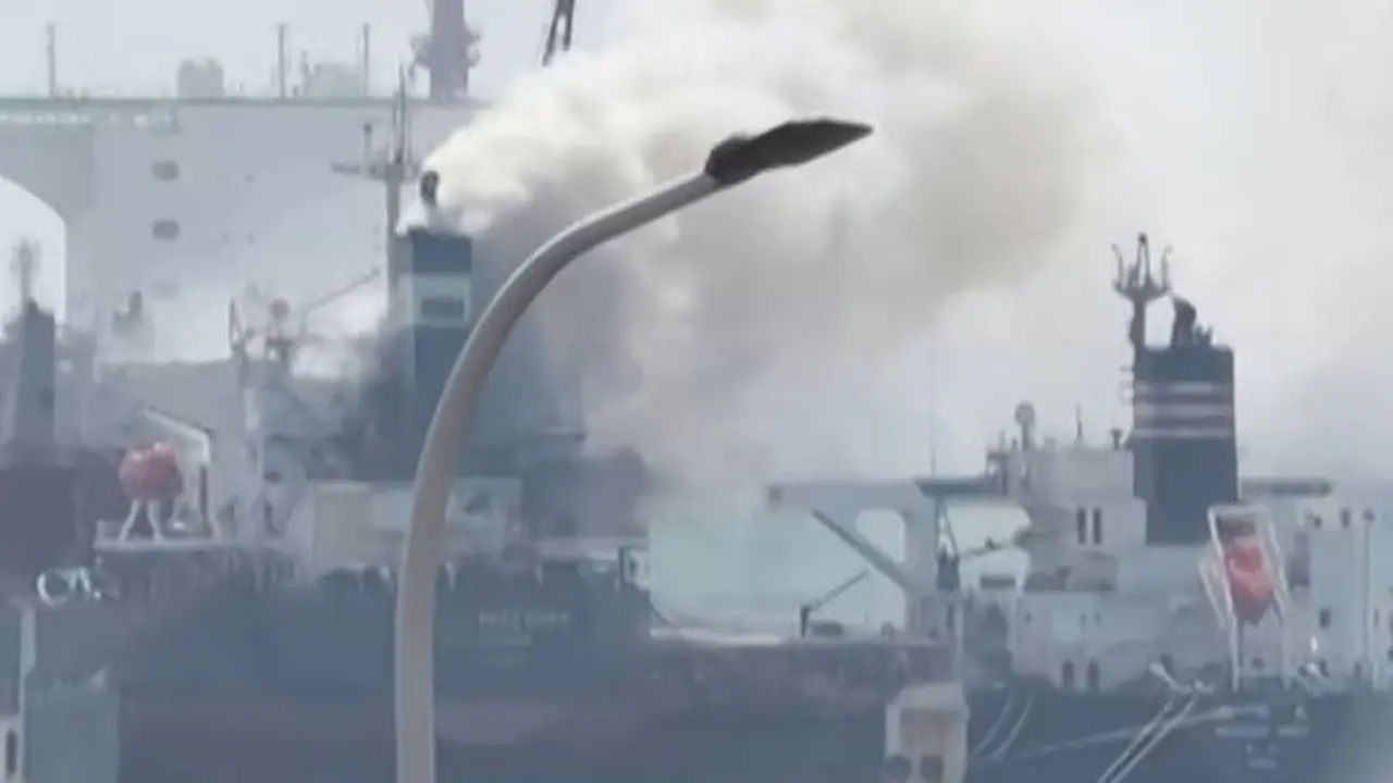 Tangkapan layar dari video yang direkam pada 10 September 2026 dan disediakan Qingdao WoLin Packaging memperlihatkan asap membubung dari sebuah kapal kargo di pelabuhan Qingdao, China timur.