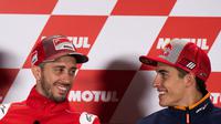 Pembalap Ducati, Andrea Dovizioso dan pembalap Repsol Honda, Marc Marquez berbincang pada konferensi pers jelang MotoGP Jepang 2018. (Martin BUREAU / AFP)