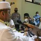 Suasana ijab kabul pernikahan anak narapidana terorisme (napiter) di Rumah Tahanan Polda Metro Jaya, Sabtu (14/5/2022). Dentasemen Khusus (Densus) 88 Polri bekerjasama dengan Satuan Perawatan Tahanan dan Barang Bukti (Sat Tahti) memfasilitasi pernikahan anak narapidana terorisme (napiter) Husein Hasny (Habib Husein). (Liputan6.com/Herman Zakharia)