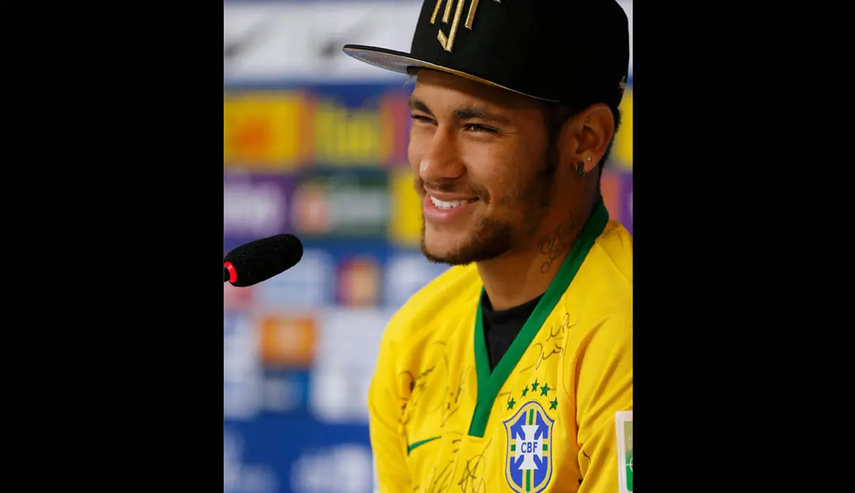 Pemain Brasil Neymar saat menggelar konferensi pers di Teresopolis, Rio de Janeiro, Kamis (10/7/14). (REUTERS/Marcelo Regua)
