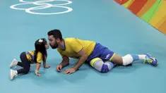 Pevoli Brasil, William, melakukan selebrasi unik dengan sang putri usai menaklukkan Rusia pada semifinal Olimpiade 2016 di Maracanazinho, Brasil, Sabtu (20/8/2016). Brasil menang 3-0 atas Rusia. (Reuters/Ricardo Moraes)