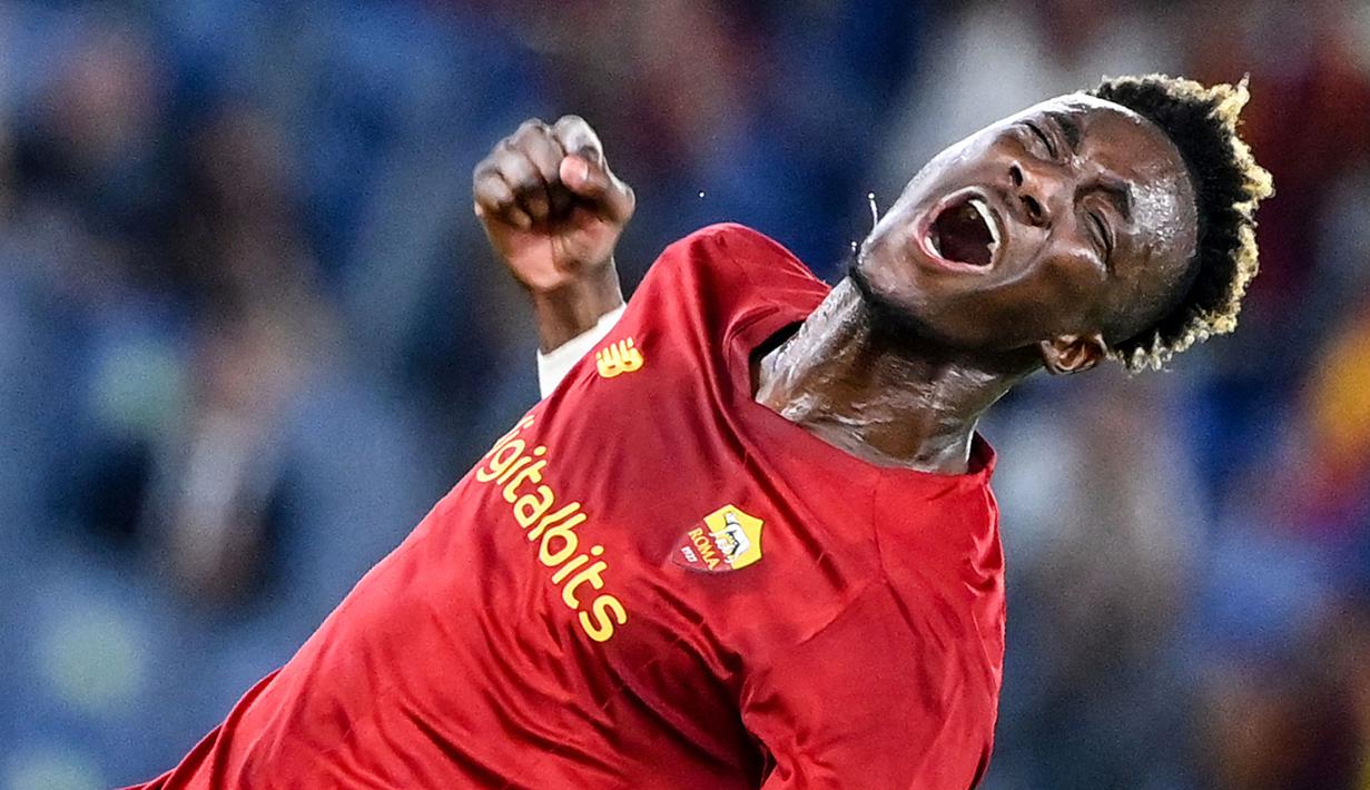 Tammy Abraham merupakan pesepak bola jebolan akademi Chelsea yang pada musim ini memilih untuk merumput bersama AS Roma. Striker 22 tahun tersebut menandatangani kontrak dengan durasi lima tahun bersama i Giallorossi. (Foto: AFP/Alberto Pizzoli)